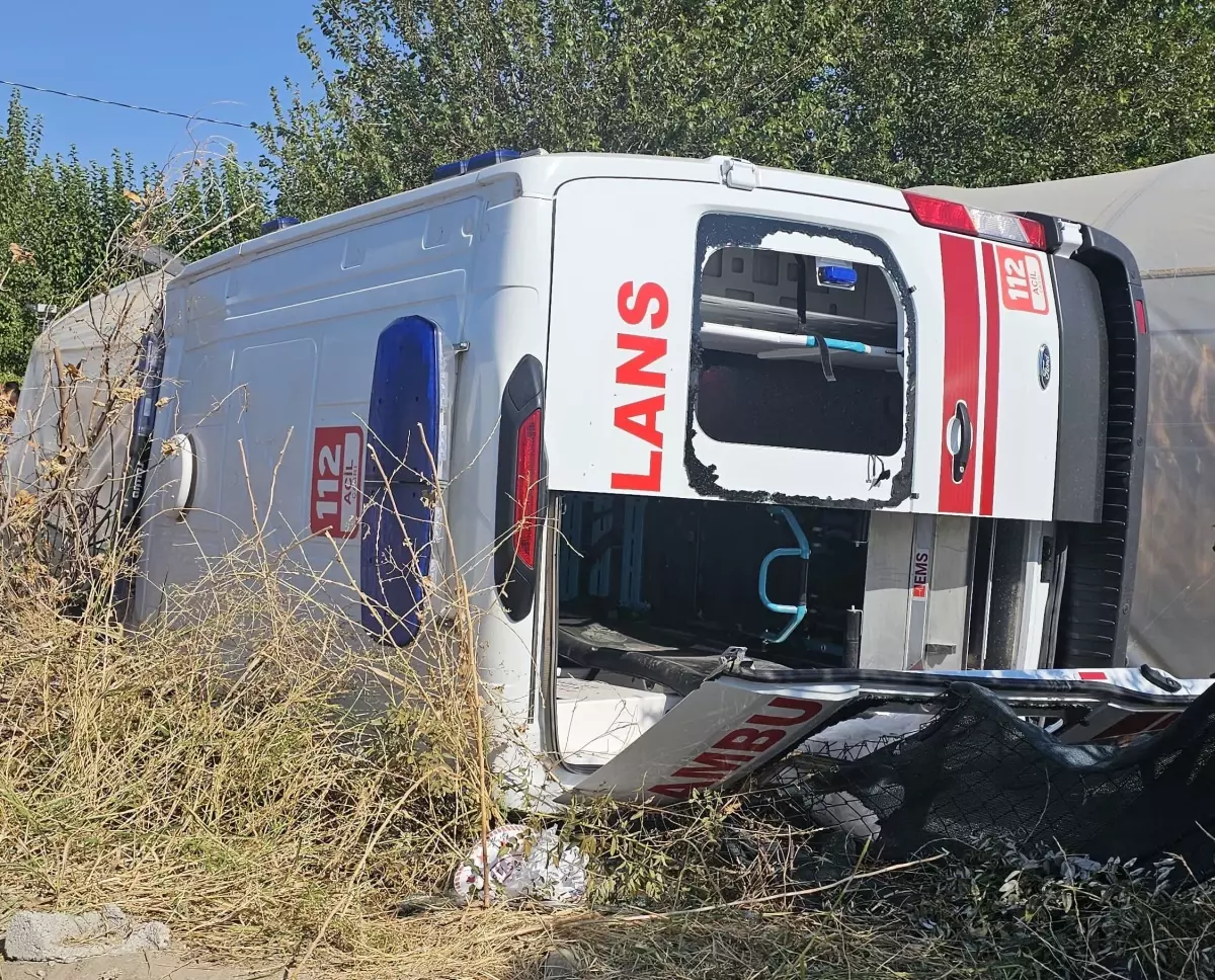 ambulansta kaza 6 yarali sUmKR48E.jpg