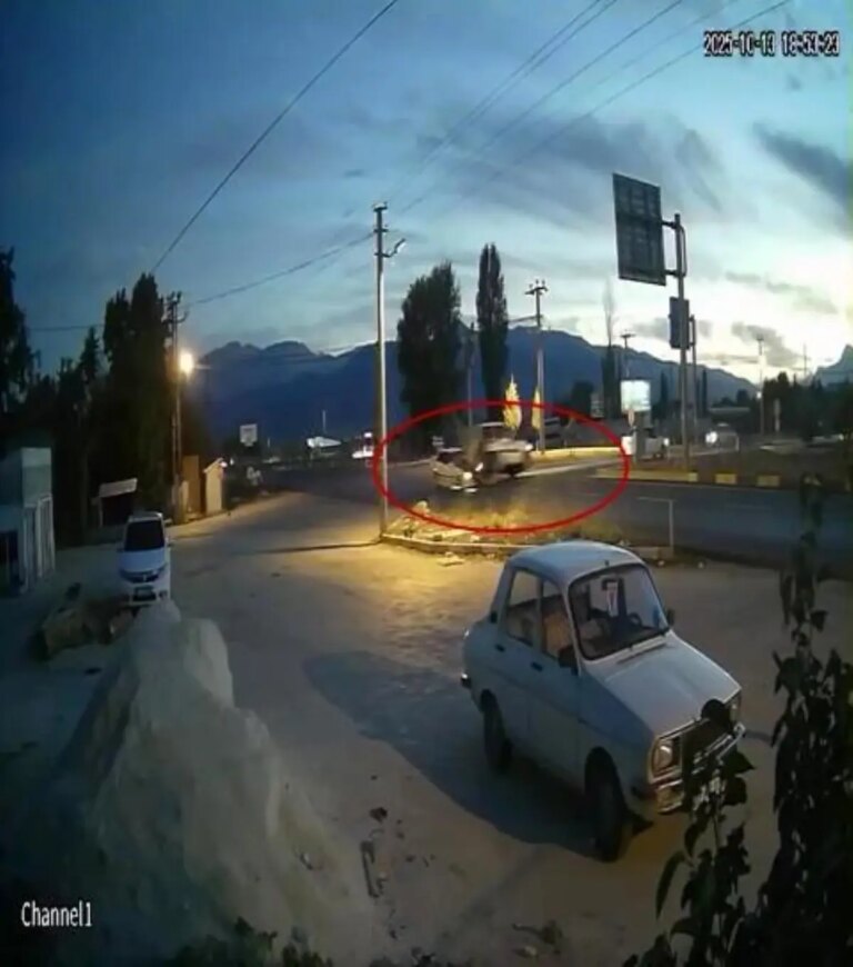 antalyada hafif ticari arac ile otomobil carpisti 4 yarali 31WMpjmN.jpg