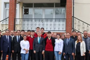 artvin valisi ergun lise ogrencileriyle bir araya geldi DqQrKlDM.webp