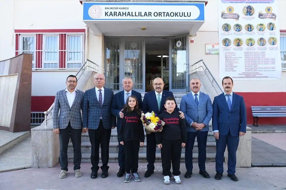 balikesir valisi ustaoglu karahallilar ortaokulunu ziyaret etti UsG6pxy8.jpg