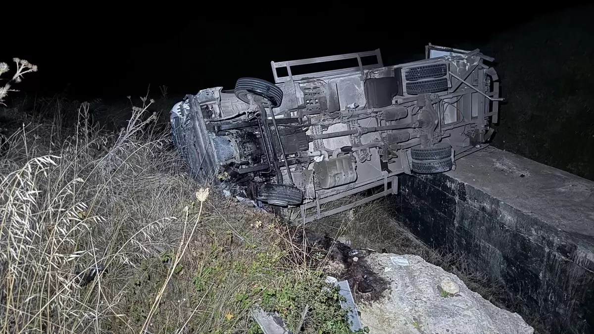 canda kamyon sarampole devrildi surucu yaralandi 5kMjlKG4.jpg