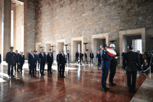 ingiltere basbakani starmer once anitkabiri sonra da tusasi ziyaret etti RCNnS9g9.png