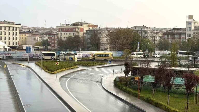 istanbul pazar gunu yagmurlu basladi C6mIf2Ru.jpg