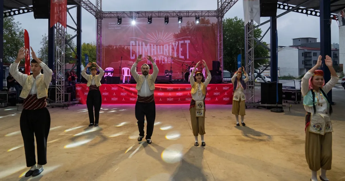 izmirde cumhuriyet coskusu kirazda ZInePCxl.webp