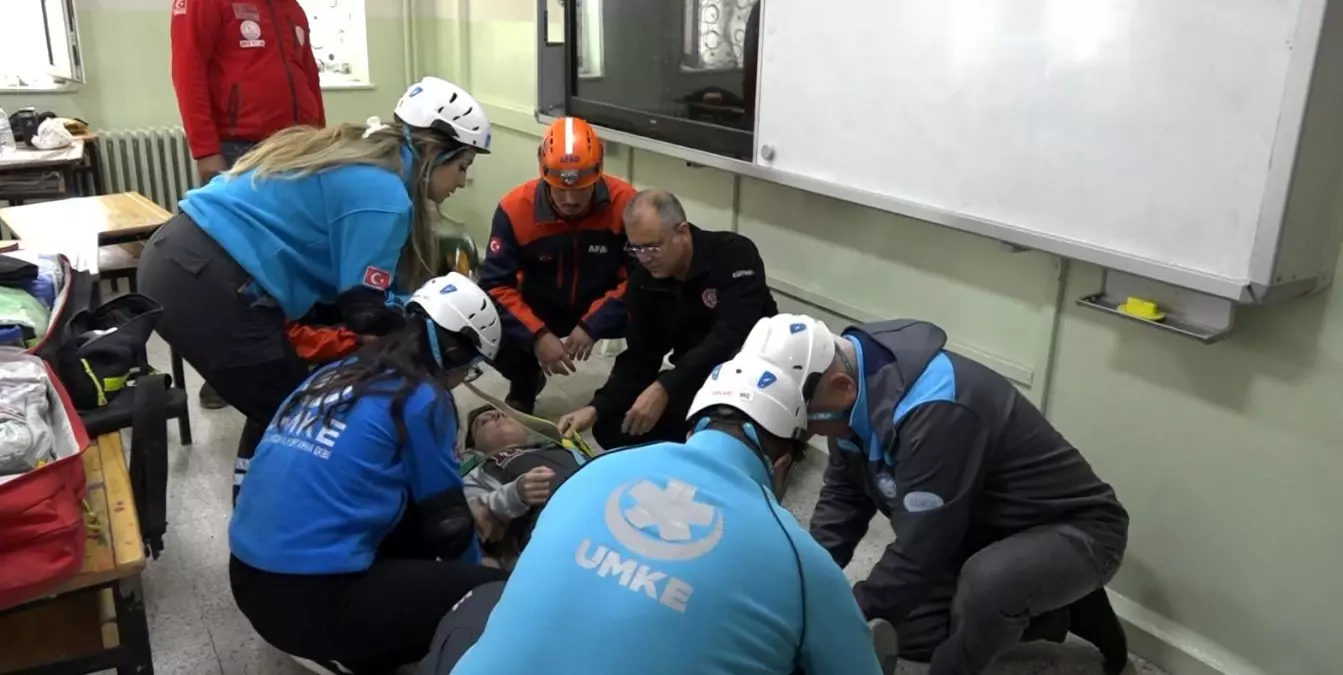 kirklarelinde okullarda es zamanli deprem tatbikati yapildi vD15mDKe.jpg
