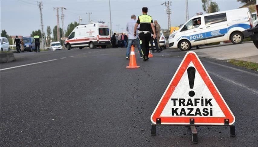 takla atan otomobil orta refuje cikti 2 yarali NTeAWQg4.jpg