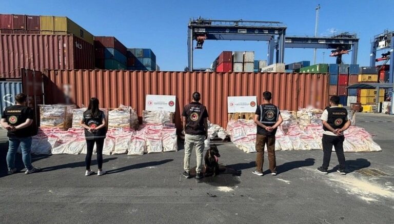 turkiye ile ispanyadan ortak operasyon fosil ununa emdirilmis 17 ton kokain ele gecirildi drEJ2g82.jpg