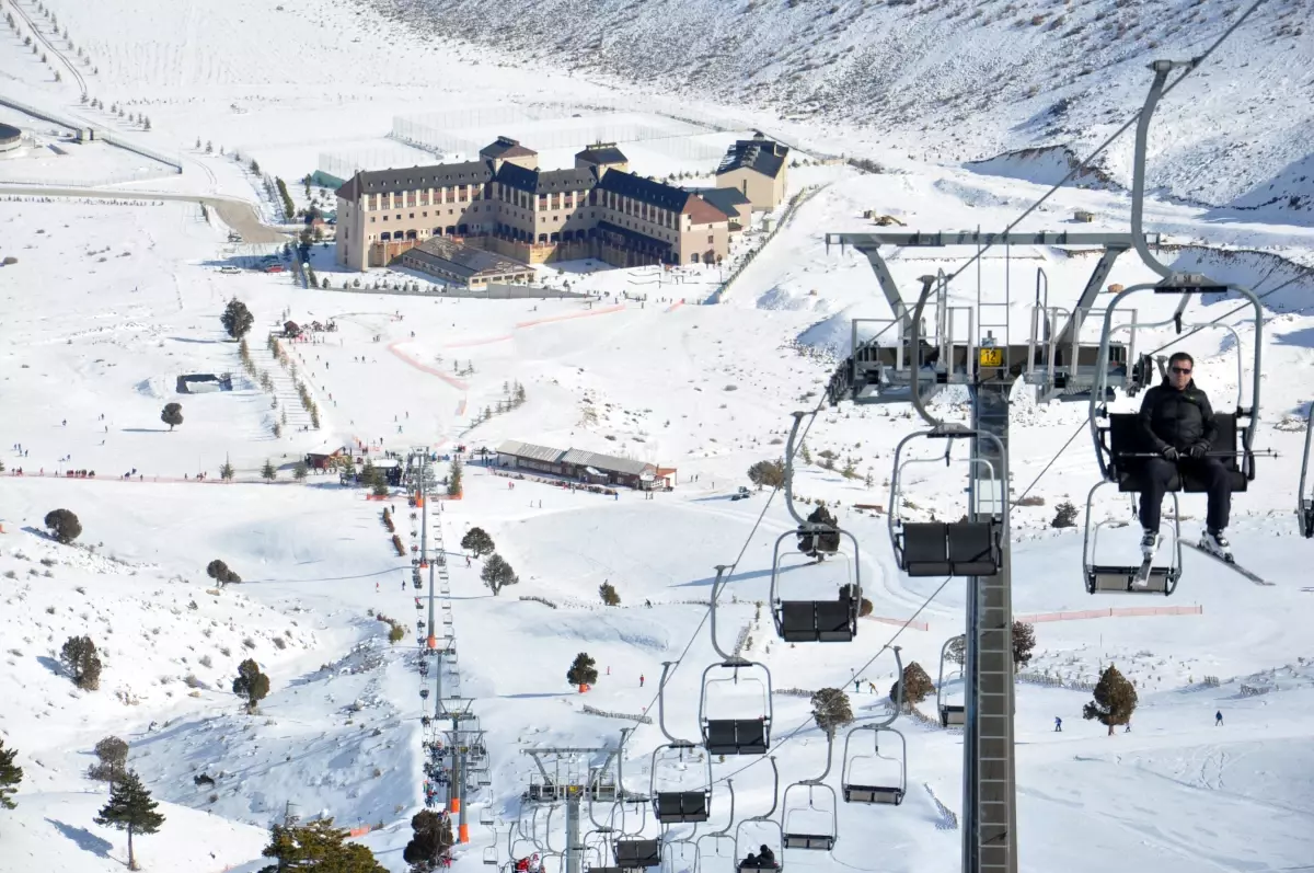 davraz kayak merkezinde kar makineleriyle sezon uzatilacak DgiL7Cxv.jpg