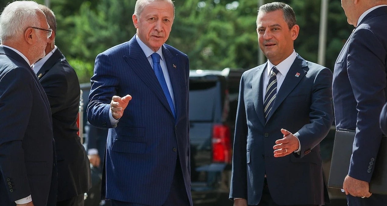 Siyasi Arenada Sarsıcı Gelişmeler: İki Anketin Sonuçları