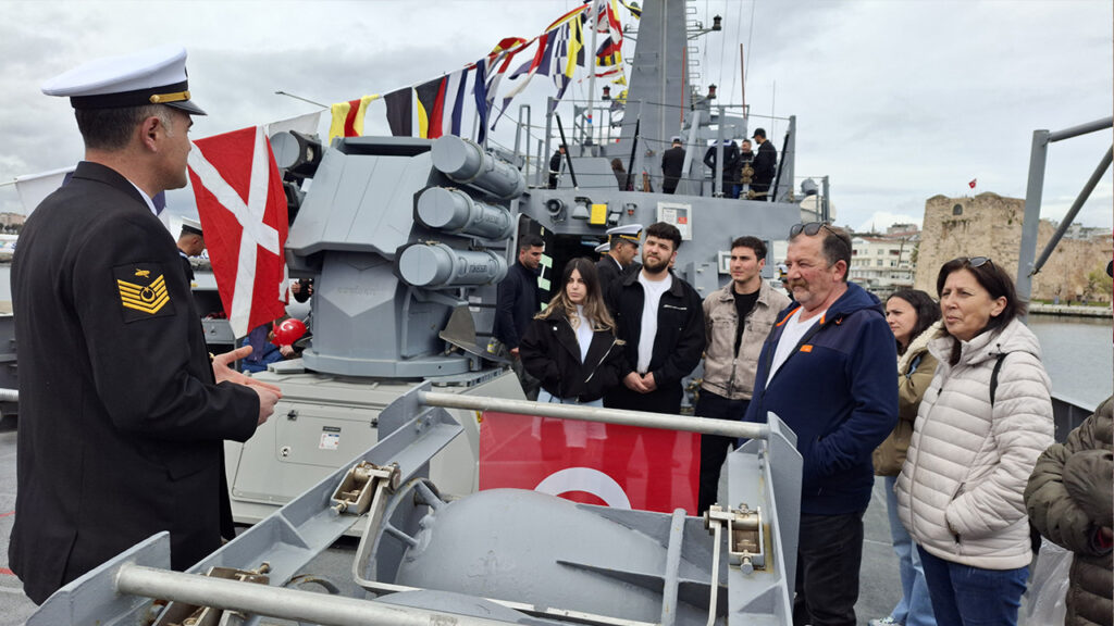 turk-donanmasindan-sinopta-23-nisan-kutlamasi-vatandaslardan-yogun-ilgi-wwBXe4Fa