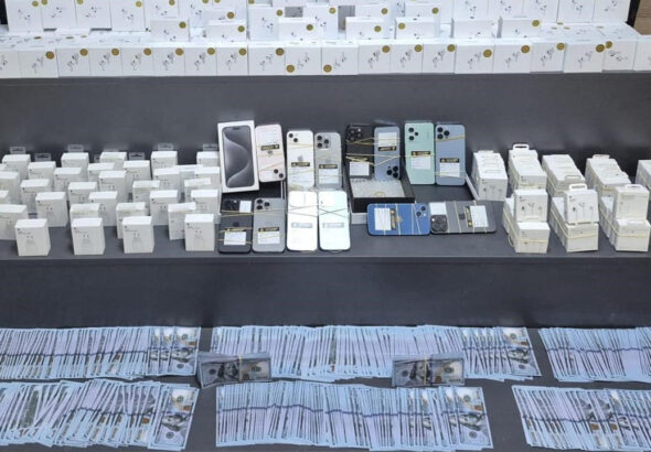 bayrami-firsata-cevireceklerdi-sahte-dolar-klonlanmis-telefon-polis-dolandiricinin-kirli-planini-cokertti-n1kwbuA6