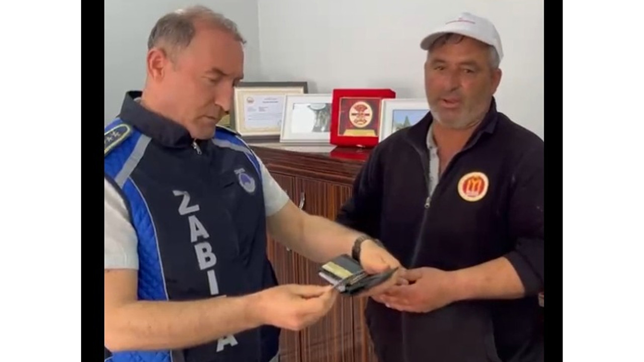temizlik-yaparken-buldugu-cuzdani-zabita-mudurlugune-teslim-etti-b8xLgMdy