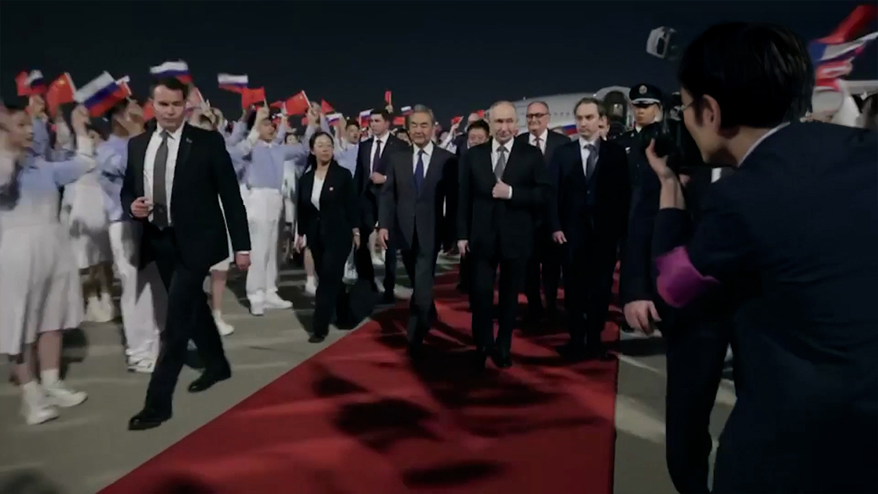 trumpin-ardindan-putin-de-cine-gitti-82mhI8B9