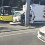 Bahcelievler d 100de feci kaza kontrolden cikan kamyonet direge ok gibi saplandi 5GgbviXS