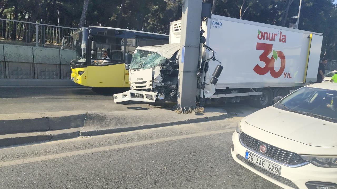 Bahcelievler d 100de feci kaza kontrolden cikan kamyonet direge ok gibi saplandi 5GgbviXS